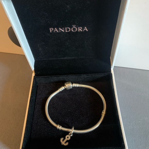 Pandora charm bracelet w/ charm. NEW WITH BOX - Picture 1 of 3
